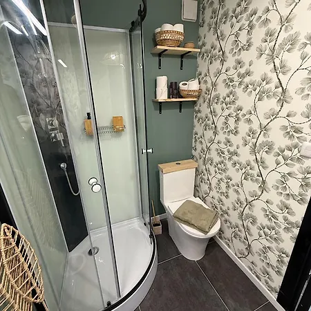 Capstay Hyper Centre