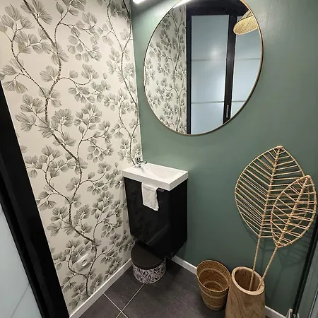 Capstay Hyper Centre